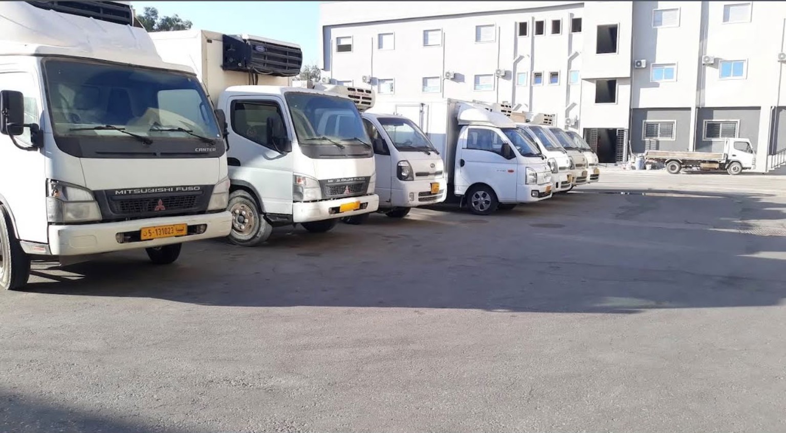 مركبات الشركة أمام المقر